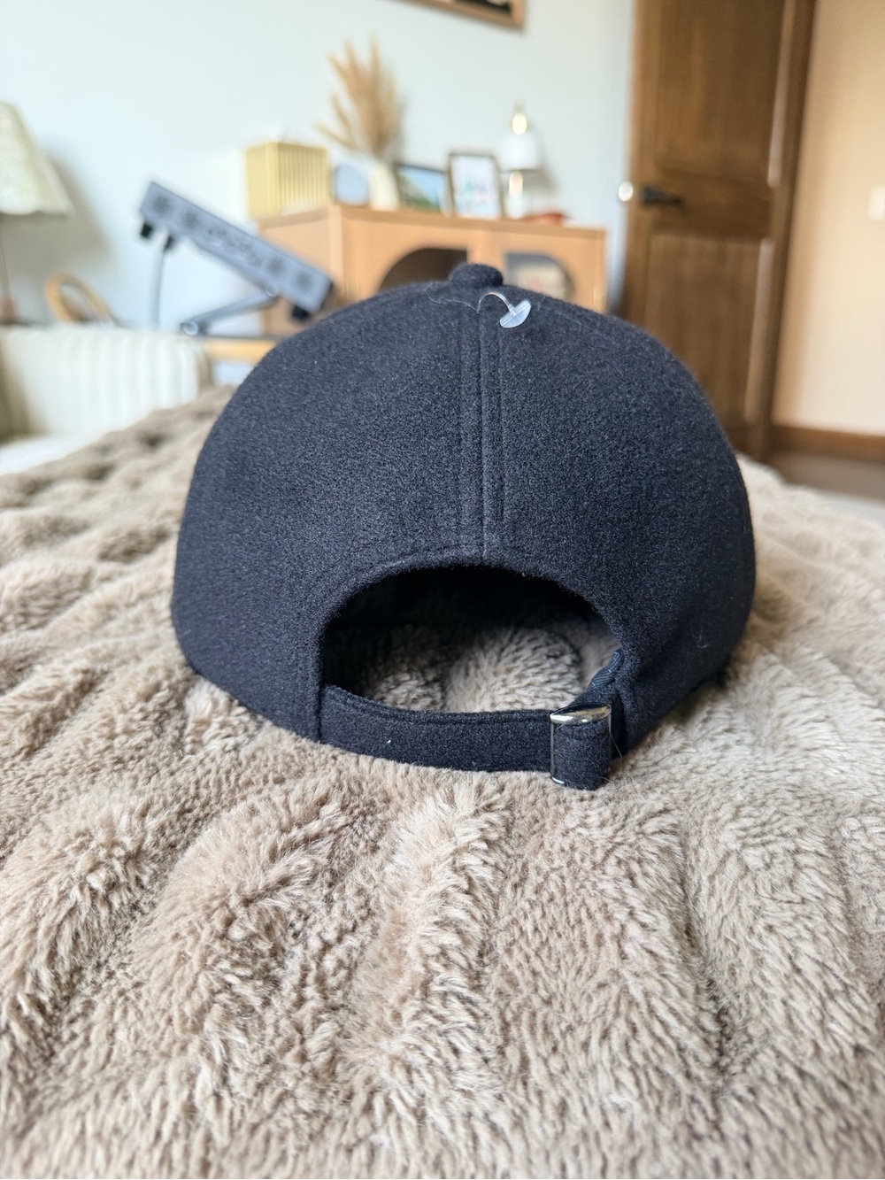 ALO Yoga Black Women's Wool Baseball Hat with Subtle Embroidered Logo - Picture 3 of 5